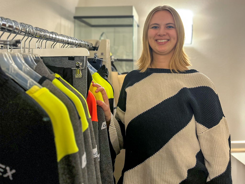 Junge Frau neben Textilien. 